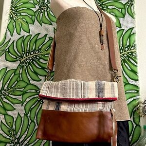 🖤NWT💕Vaalbara Large clutch with long strap Beige Blue